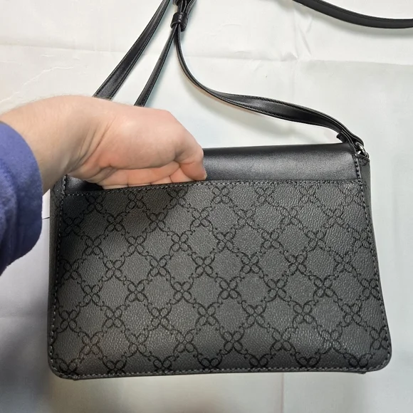 Nine West Black Crossbody Bag with Elegant Design and Adjustable Strap - Picture 3 of 8